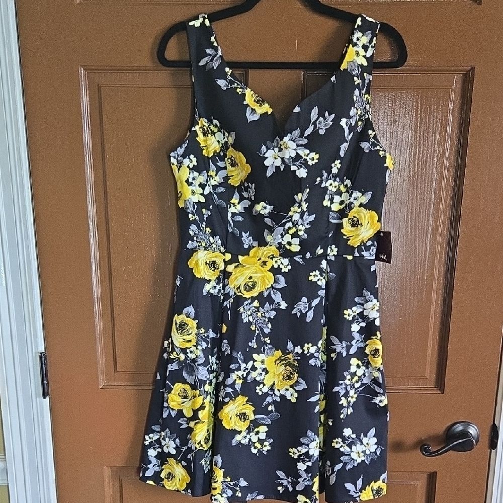 Ixia-Black V neck sleeveless dress with yellow floral print Sz M/L NWT